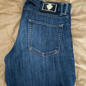 Gucci jeans - Snygga Gucci jeans i storlek w31. Jag säljer byxorna på grund av att dem inte passar mig. Priset kan diskuteras och är även öppen för byten Skriv om du har några frågor eller funderingar ✅ Har bevis på att byxorna är äkta🤙