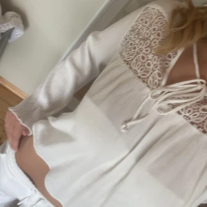 Blus - Vit blus som jag tyvärr känner är för liten för mig💗💓