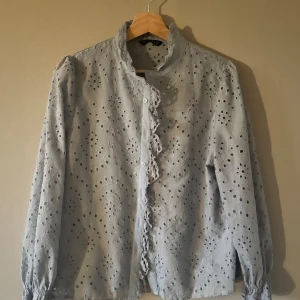 Ljusblå bomullsskjorta - Jätte fin ljusblå skjorta/blus. Kommer inte till användning 💌