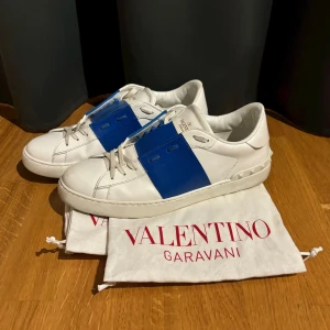 Valentino skor - Valentino Garavani sneakers | 8/10 (använda ett par gånger) | Storlek: 44 | 6500kr | Säljer för 2499kr | Spårbar frakt via Postnord eller Instabox | Hör av dig vid frågor eller funderingar