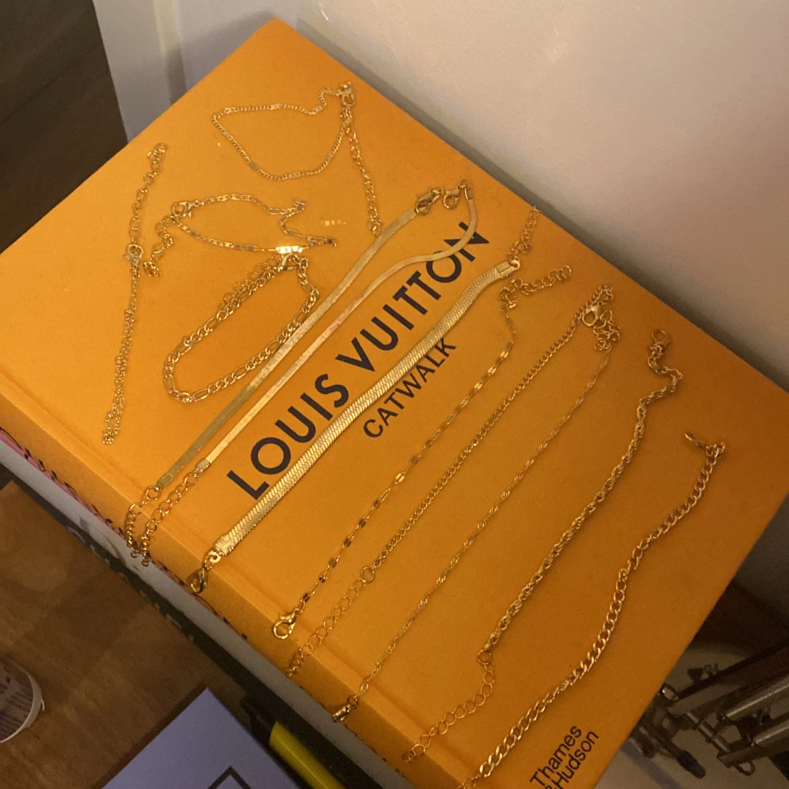 12 oanvända guldfärgade armband