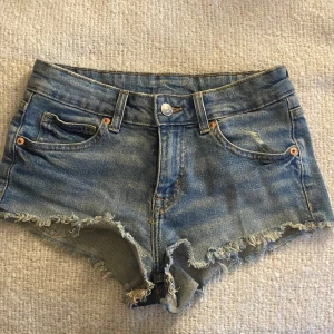 Lågmidjade Jeansshorts - Passar även strl 34, inga defekter  