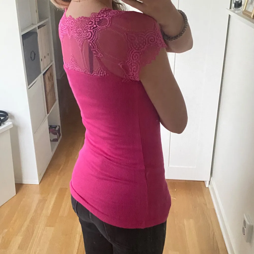 Jättefin topp köpt på dressingroom som jag säljer då den inte kommer till användning, bra skick och inga defekter💕. Yläosat.