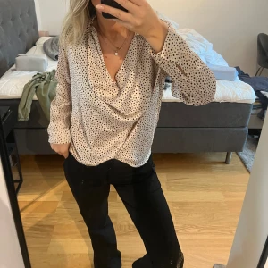 Prickig blus - En fin blus från zara Aldrig använd