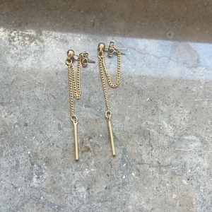 Guld örhängen  - Säljer mina guldörhängen. Fick dem av min mamma men som sagt sä jag inte guld tjej. Dem är i jättefint skick och enkla att sätta på💞