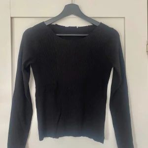 Ribbstickad topp - Ribbstickad topp i fint skick! Köpt second hand, klippt i halsringningen