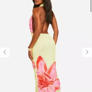 Långklänning med öppen rygg  - Jättefin långklänning med öppen rygg och cowl neck från Boohoo, endast testad eftersom jag köpte 2 storlekar 