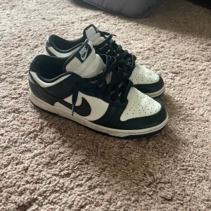 Nike dunks Panda - Säljer dessa hyfsat använda skor, skorna är i storlek 42.5. Skicket på skorna skulle jag säga är 7/10 då dom använts mycket men är nu tvättade o det ända som syns är lite creasing på tån. Kontakta mig vid intresse eller andra frågor kring skorna!🤩