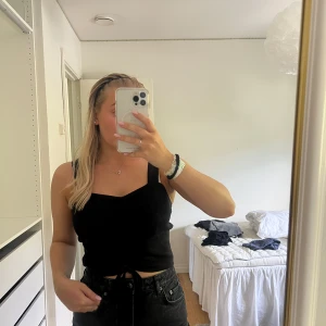 Linne - Topp från H&M Strl S Aldrig använd, helt ny. 📷 Säg till om du vill ha fler bilder så fixar jag det. 💸 Vid snabb affär kan ja tänka mig att sänka priset. ✉️ Köparen står för frakten. 📍 Kan mötas upp i Tyresö.