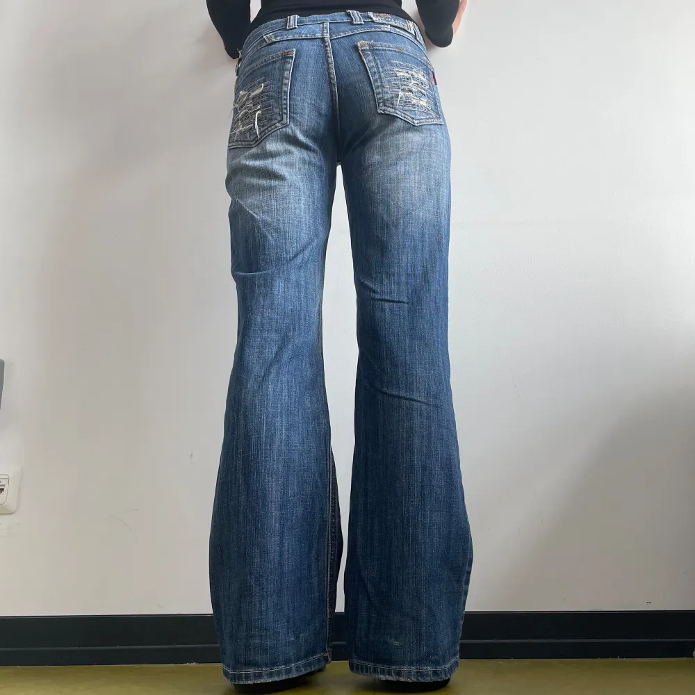 Såå snygga y2k jeans med fina detaljer 💘 storlek på ettikett w31. Innerbensmått: 84. Midjemått: 86.  Jag är 176 cm lång. . Jeans & Byxor.