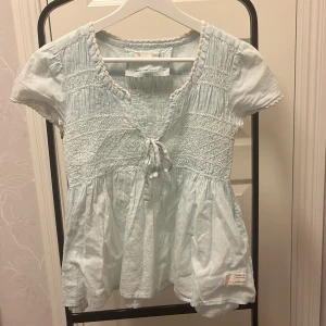 Odd-Molly blus - En mycket fin odd-molly blus med en lite fläck, inte testat att tagit bort den. Katt finns i hemmet. Köparen står för frakt