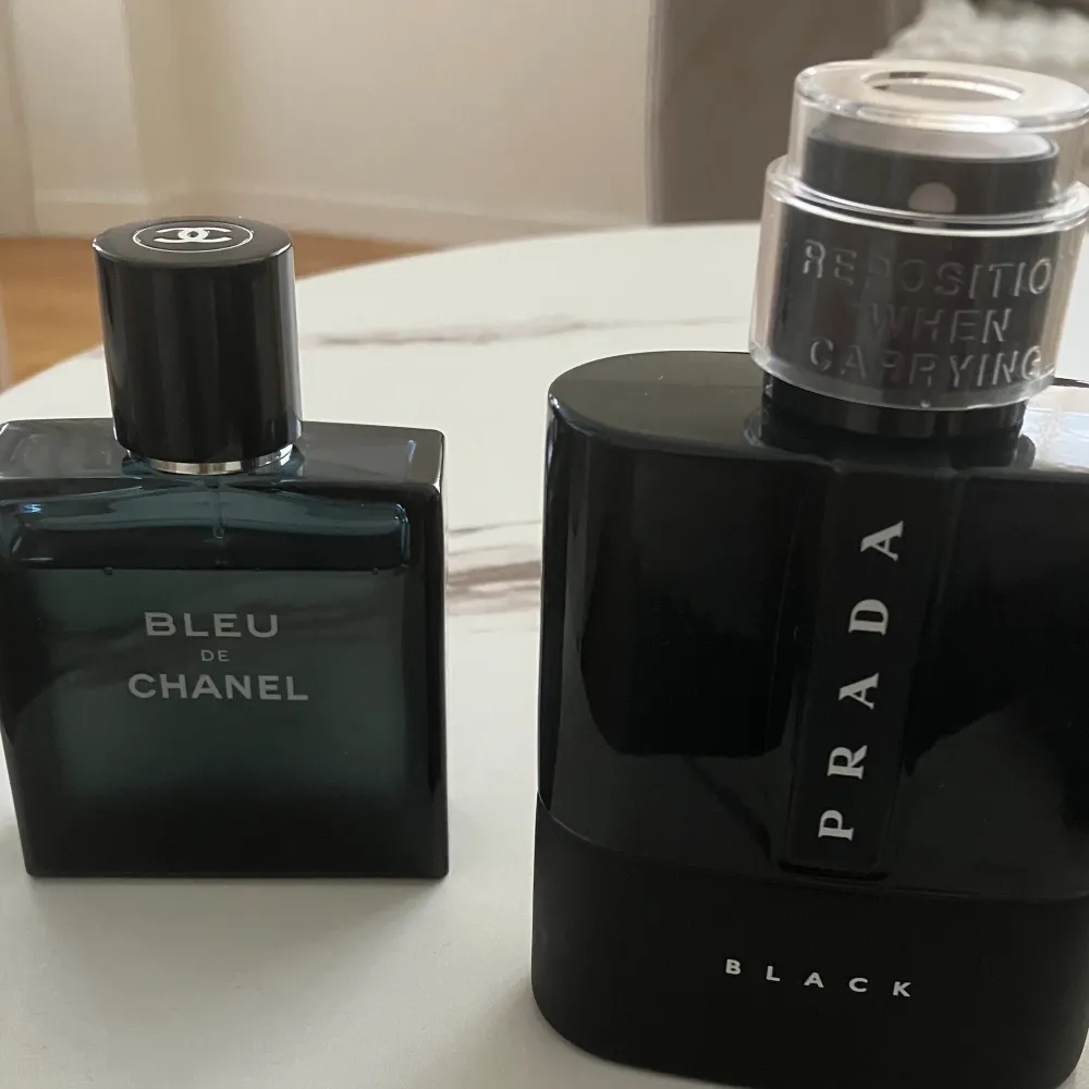 Bleue de chanel edt 45/50 ml  Prada black 97/100 ml Både för 1500. Parfym.