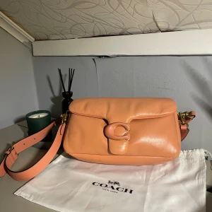 COACH leather tabby 26 - Säljer nu min coach leather tabby! Den är sparsamt använd. Köpt på nk, kvitto finns!   Hör av er vid frågor.