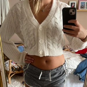 Croppad stickad kofta - Supermysig stickad tröja/kofta som passar både till hemmakvällar och vardagen🪷🪷🪷 Inga synliga slitskador👌🏼