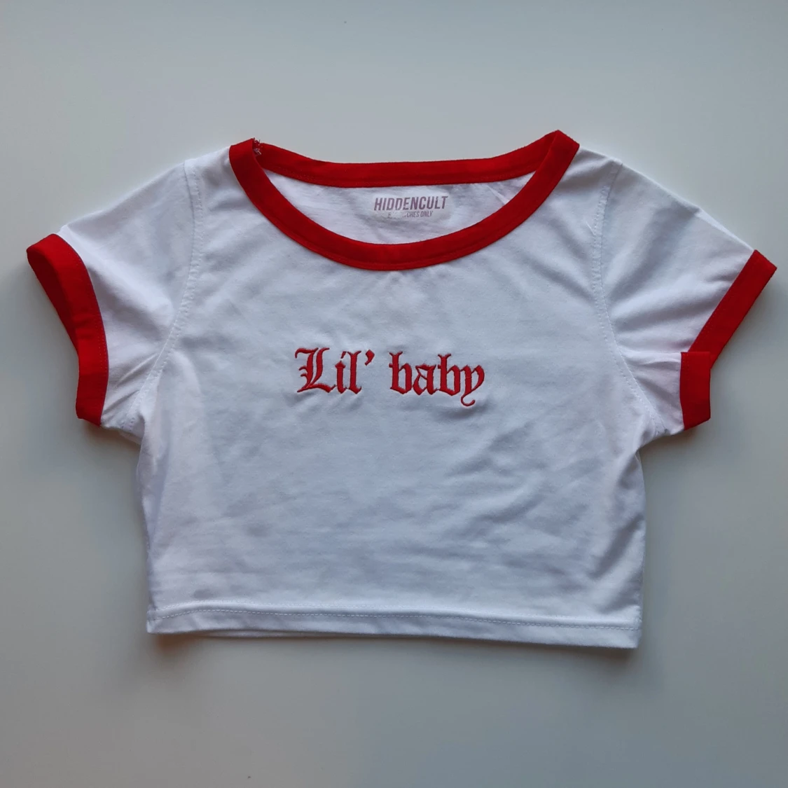 Croptop med broderat tryck