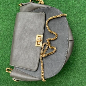 Olivfärg väska - Från Nelly köpte den och har inte använt, lite gammal i modellen men den är i väldig bra i skick