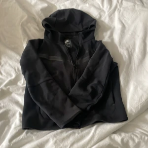 Nike tech barn - Säljer nu min svarta Nike tech fleece för att den är för liten.