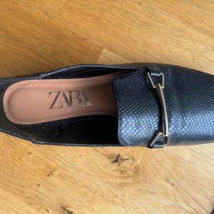 Flat skor - Fina svarta flat skor från Zara, i väldig bra stick nästan nya har användt typ 2 gånger.