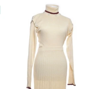 Gina tricot x hobnob, set - OBS! Bild från Sellpy pga svårfotat, detaljbilder eller övriga bilder kan självklart skickas på begäran.  Mer gul i verkligheten.  Tröja och kjol kan sättas ihop till en klänning genom knappar i midjan