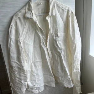 Linneskjorta från Arket  - Klassisk linneskjorta i offwhite från Arket. Nyskick! Storlek 52 i herrmodell