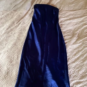 Mörkblå satinklänning - Klänning