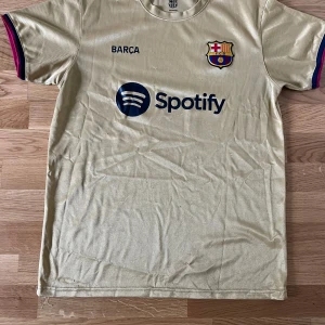 Barcelona Tröja - Hej säljer min Barcalona tröja, bra skick och har bara använts 2-4 gånger. Skriv till mig vid minsta lilla intresse. Om ni har frågor eller vill ha fler bilder fråga bara mig. M passar oxå S