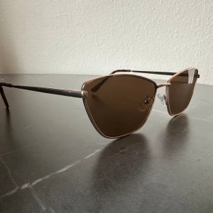 Solglasögon  - Solglasögon från NA-KD i cateye modell.