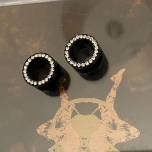 12mm Svarta Tunnlar  - Råkade beställa två par av de här jättefina tunnlarna, är helt oanvända och har en av och på skruvbar baksida💕Köpta för 200 kr och är i rostfritt stål.