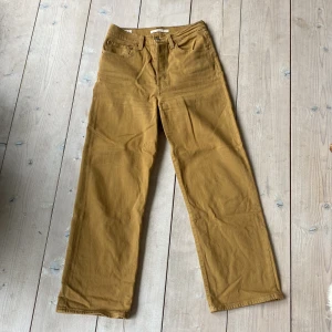 Levis ribcage straight - Storlek 27 ankellånga Fint skick, knappt använda  Kom med bud!