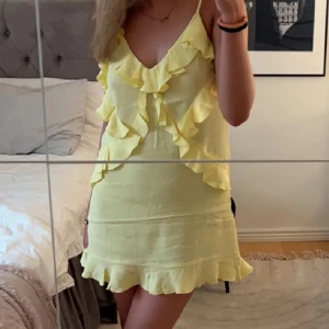 Gul H&M klänning✨ - Så snygg kort klänning från H&M, storlek  S, inga defekter dock lite skrynklig men fixas lätt genom att stryka den!