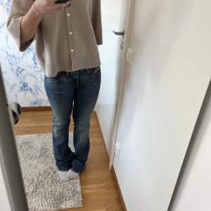 Lowwaist bootcut jeans från Diesel! Superfina men säljer då dom är lite små 🤍