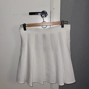 Två söta kjolar - En svart å en vit kjol i storlek M. Högmidjade,  aldring använda. Dragkedja i sidan för en snyggare passform. Säljs tillsammans.