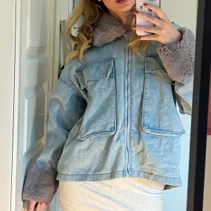 Jeansjacka med päls 💙🩶 - jättefin jeansjacka med avtagbar fuskpäls
