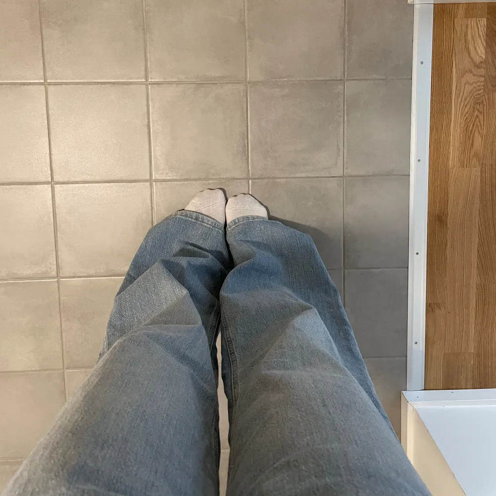 Ljus blåa jeans från HM, använda ett fåtal gånger. Storlek 42, ca 109 cm långa . Jeans & Byxor.