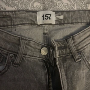 Lager 157 - Använda 3 gånger som nästan är nyskick passar en som är mer xs i storlek (står inte för frakten) byxorna har en slits på sidorna