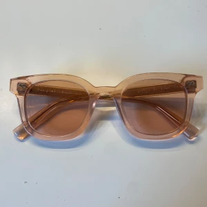 Chimi 02 pink  - Chimi glasögon som inte finns att köpa längre, modellen 02 och färgen pink. Glaset är rosa. Köpte här på Plick men har knappt använts, säljer då jag köpte nya. 