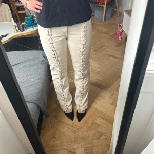Jeans H&M med snörning - Jeans från H&M med snörning framtill, aldrig använda. Slutsålda på hemsidan ✨