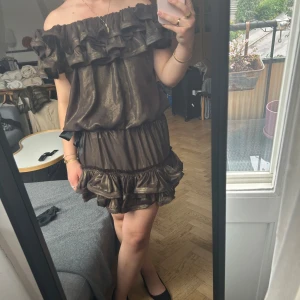 Klänning Lanvin x H&M - Klänning från Lanvin x H&M. Använd en gång av mig och köpt second hand. I fint skick men observera fläckar baktill, se två sista bilderna. Inget man lägger märket till på längre håll 💕