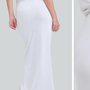 Söker vit långkjol  - Hej! Jag söker en vit långkjol, helst en från bikbok men är öppen för förslag, gärna en helt slät utan någon slits eller liknande🥰