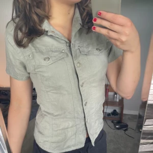 Figursydd kortärmad skjorta💘 - Fin vintage Lindex skjorta!💕 Tyget känns linne-aktivt och plagget är i mycket bra skick! Köpt föredetta på secondhand🙌🏼