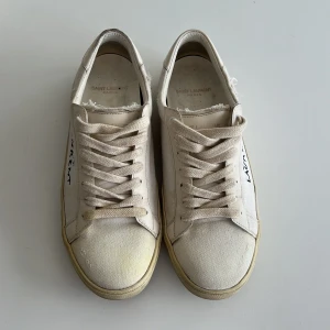 Saint Laurent skor storlek 39 - Snygga saint Laurent sneakers har en liten gul fläck på tån (syns på bilderna) därför har jag dragit av priset