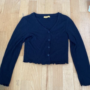 Svart ribbad kofta🫶 - Svart ribbad kofta från Ginatricot storlek xxs 🦋