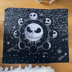 Walltapestry  - Jack skellington Walltapestry. Ungefär 130x150 cm. Kommer med klämmor för att hänga upp på väggen.