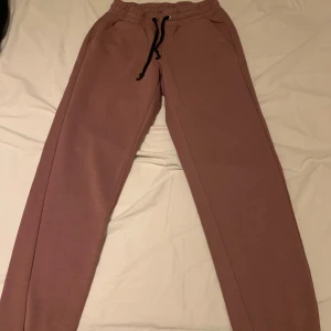 Mjukisbyxor - Ett par sköna mjukisbyxor. Har köpt för ungefär 150kr. Har inte använt så mycket så dom är i väldigt bra skick! Storleken står ej men skulle nog säga S/M