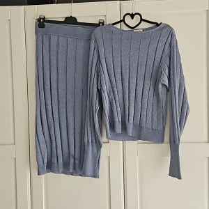 Set från Valerie - Bra skick  , en liten reva se bild.  Blå metallisk.