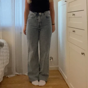 Highwaist Jeans från BikBok - Säljer dessa highwaist jeans från Bikbok, använda enstaka gånger. De är i storlek W28 L32, men jag har sytt upp de så att de passar mig (163cm) i längden, men sömmen är enkel att sprätta upp om man vill ha de längre 💕💕