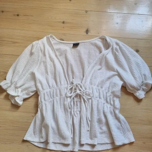 Vit somrig blus - Jättefin vit somrig blus ifrån Gina tricot🤍 Knytbar ifram🤍 Passar perfekt nu under sommaren🤍 Nyskick🤍