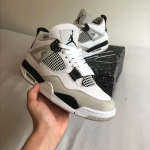 Air Jordan 4 - Tjena! Säljer dessa tvär feta Jordans 4s. Färgen heter ”millitary black”. Använda max 4 gånger, och säljs då de inte är min stil. Inga skador eller defekter, och har används med crease skydd. Är lite smutsiga, men rengörs innan de postas!