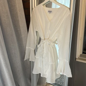 Vit långärmad klänning - Vit, långärmad klänning från madlady. Perfekt sommarklänning eller till studenten nästa år! Långa ärmar i meshtyg. Använd bara en gång på min egen student💕