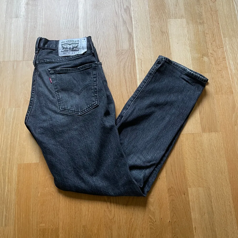 Levis jeans moddel 501 , utan skador osv , färg mörkgrå 👍. Jeans & Byxor.